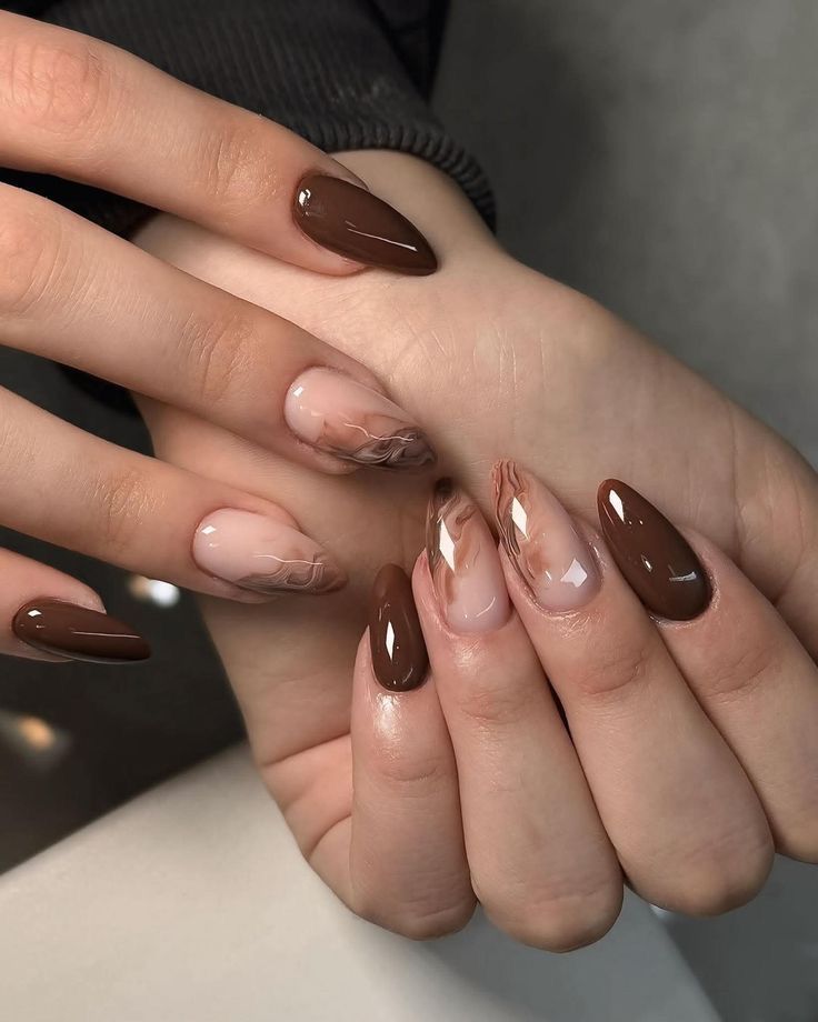 Kahve tonlarinda premium nail art tasarımı